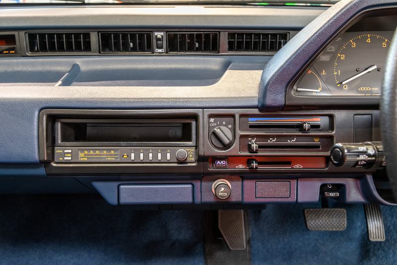 ワンダーシビック（3代目）のインテリア。「人のためのスペースは最大に、メカニズムは最小に」というMM思想を継承しながら、デザインやメカニズムを大きく刷新。当時の価格は79万8000円～154万4000円（税別）