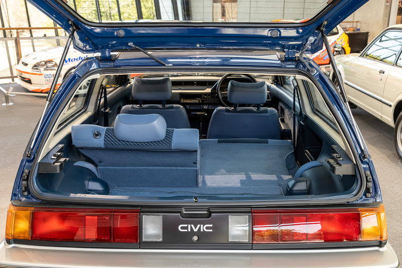 ワンダーシビック（3代目）のインテリア。「人のためのスペースは最大に、メカニズムは最小に」というMM思想を継承しながら、デザインやメカニズムを大きく刷新。当時の価格は79万8000円～154万4000円（税別）