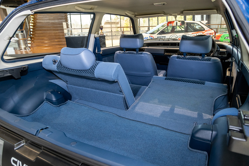 ワンダーシビック（3代目）のインテリア。「人のためのスペースは最大に、メカニズムは最小に」というMM思想を継承しながら、デザインやメカニズムを大きく刷新。当時の価格は79万8000円～154万4000円（税別）