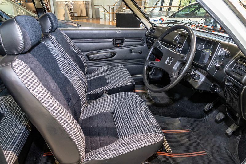 スーパーシビック（2代目）のインテリア。ボディタイプはバッチバック（3ドア、5ドア）、セダン、ステーションワゴン（カントリー）、バン（商用車）を用意。当時の価格は72万1000円～119万4000円（税別）