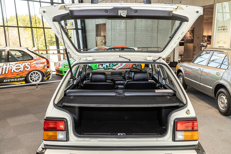 スーパーシビック（2代目）のインテリア。ボディタイプはバッチバック（3ドア、5ドア）、セダン、ステーションワゴン（カントリー）、バン（商用車）を用意。当時の価格は72万1000円～119万4000円（税別）