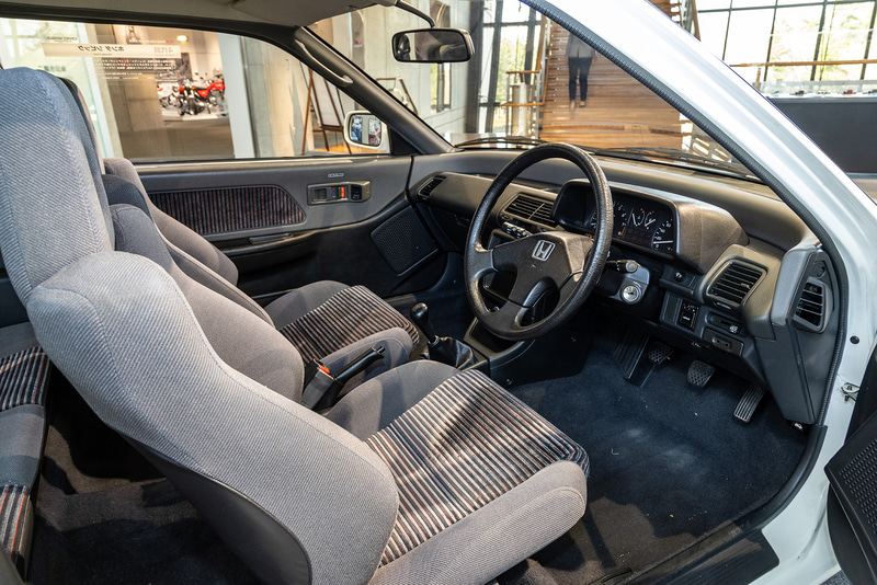 グランドシビックのインテリア。ボディタイプはハッチバック、セダン、5ドア（シャトル）、プロ（商用車）が用意された。当時の価格は86万円～190万4000円（税別）