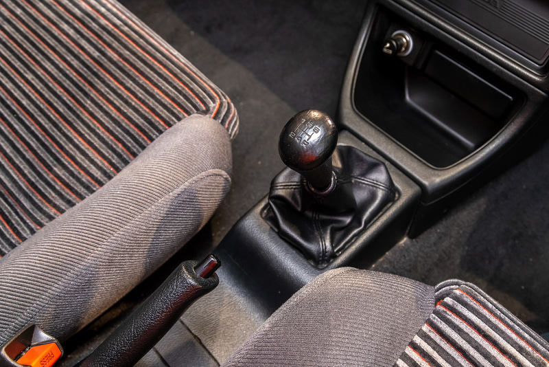 グランドシビックのインテリア。ボディタイプはハッチバック、セダン、5ドア（シャトル）、プロ（商用車）が用意された。当時の価格は86万円～190万4000円（税別）