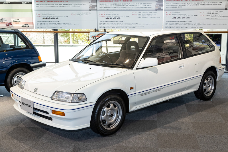 ロー＆ワイドなプロポーション、ハイパー16バルブエンジン、4輪ダブルウィッシュボーンサスペンションの採用など高度なメカニズムを投入したグランドシビック（4代目）。4WDをセダンとシャトルに設定した