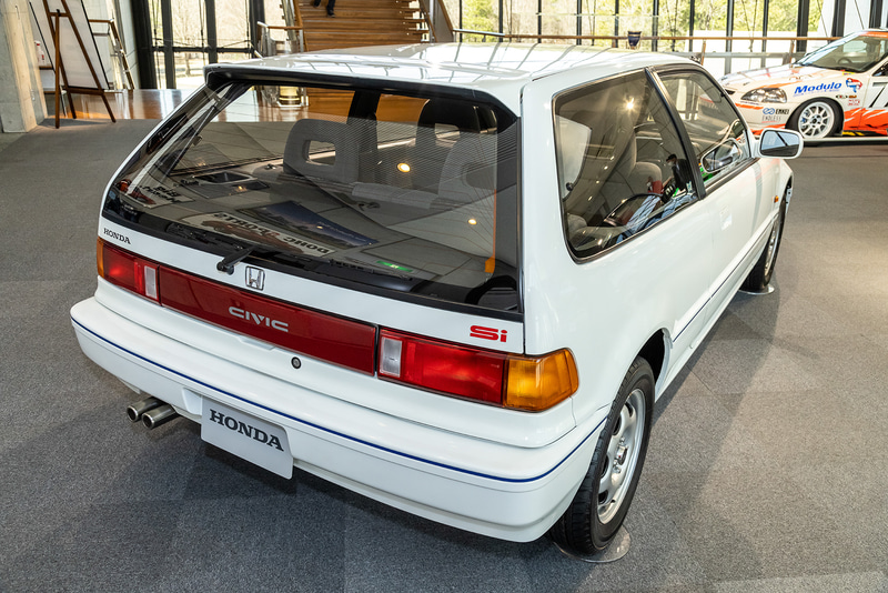 ロー＆ワイドなプロポーション、ハイパー16バルブエンジン、4輪ダブルウィッシュボーンサスペンションの採用など高度なメカニズムを投入したグランドシビック（4代目）。4WDをセダンとシャトルに設定した