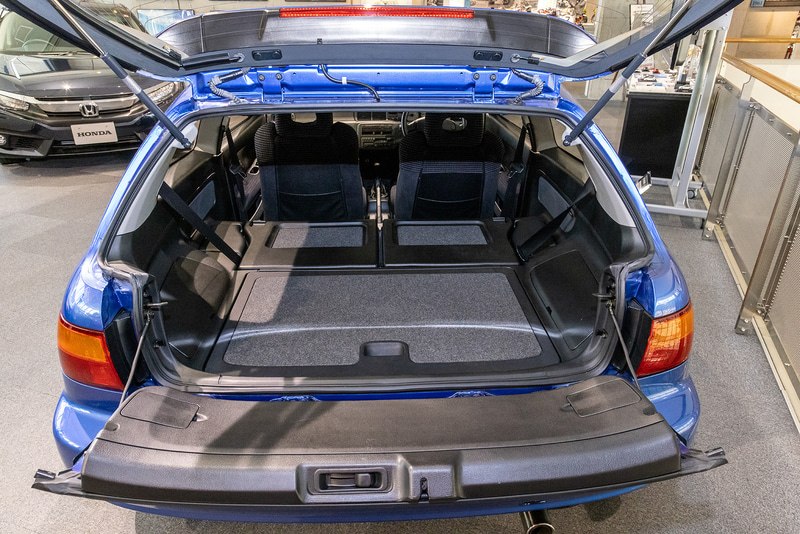 スポーツシビックではスポーツ、バランス、エコの3タイプのVTECエンジンを設定。米国で開発して生産されたクーペも追加された。当時の価格は91万8000円～182万8000円（税別）