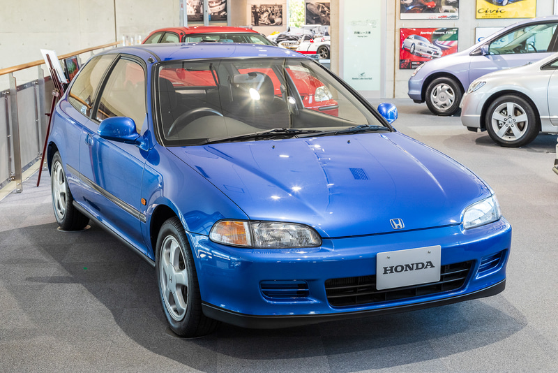 スポーツシビック（5代目）では、時代をリードするスマートで行動的な若者に向けて「ワンルーム＆ツインゲート」のシビック、「2カップルズ・セダン」のシビック・フェリオを提案