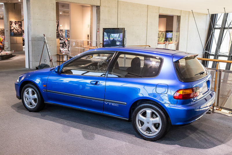 スポーツシビック（5代目）では、時代をリードするスマートで行動的な若者に向けて「ワンルーム＆ツインゲート」のシビック、「2カップルズ・セダン」のシビック・フェリオを提案