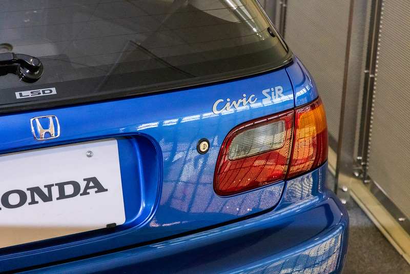 スポーツシビック（5代目）では、時代をリードするスマートで行動的な若者に向けて「ワンルーム＆ツインゲート」のシビック、「2カップルズ・セダン」のシビック・フェリオを提案