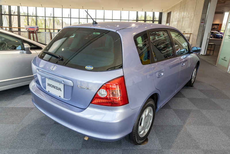 スマートシビック（7代目）ではMM思想をさらに進化させた「スマートコンパクト」が開発コンセプト。エンジン＋モーターを搭載したシビック初の「シビック・ハイブリッド」、イギリス生産のTYPE Rと多彩なラインアップを誇った。ボディタイプはハッチバック、セダン、海外向けのクーペ。当時の価格は126万8000円～220万円（税別）