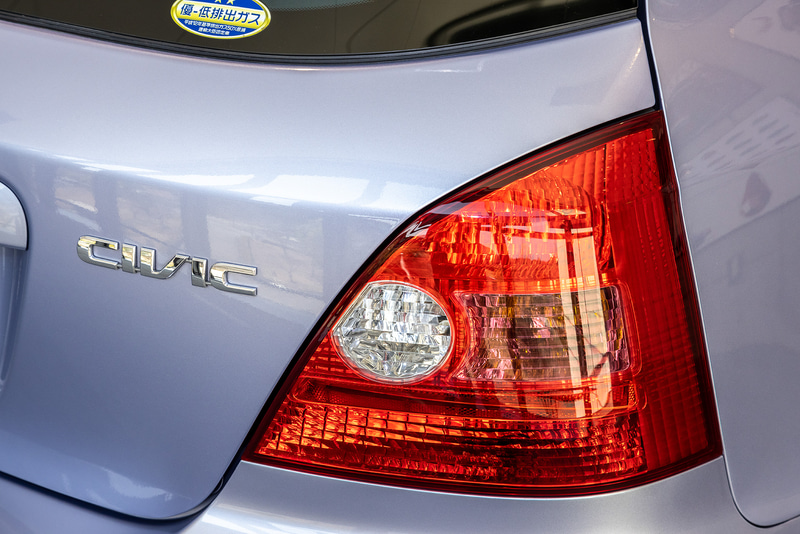 スマートシビック（7代目）ではMM思想をさらに進化させた「スマートコンパクト」が開発コンセプト。エンジン＋モーターを搭載したシビック初の「シビック・ハイブリッド」、イギリス生産のTYPE Rと多彩なラインアップを誇った。ボディタイプはハッチバック、セダン、海外向けのクーペ。当時の価格は126万8000円～220万円（税別）