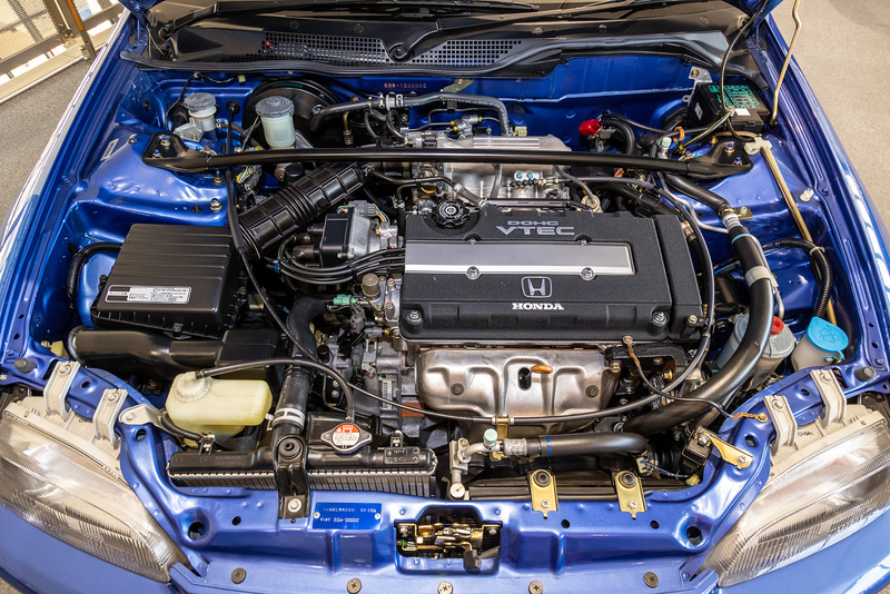 スポーツシビックではスポーツ、バランス、エコの3タイプのVTECエンジンを設定。米国で開発して生産されたクーペも追加された。当時の価格は91万8000円～182万8000円（税別）