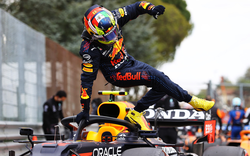 予選2位を獲得、軽快にマシンから飛び降りるセルジオ・ペレス選手（11号車 レッドブル・レーシング・ホンダ）　（C）Getty Images / Red Bull Content Pool