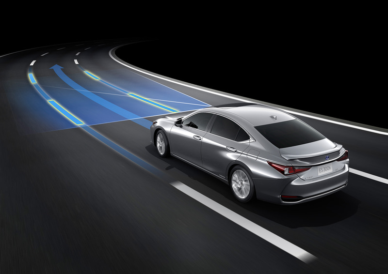 加えてドライバーの操舵をきっかけに車線内で操舵をアシストする緊急時操舵支援や低速時の事故予防をサポートする低速時加速抑制などの機能が追加された