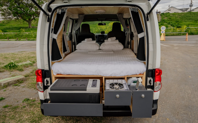 冷蔵庫、コンロ、小型シャワーを搭載