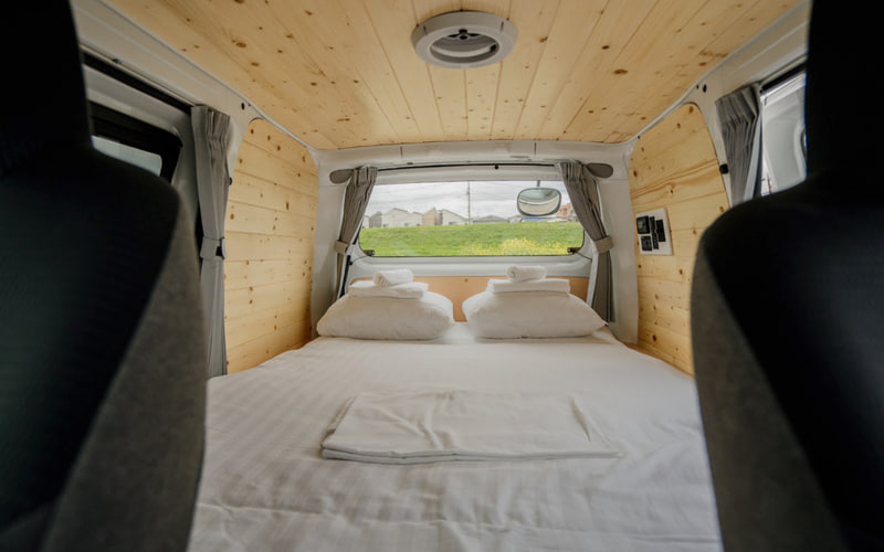 ベッドの上に座っても快適に過ごすことができる空間を確保