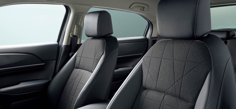 e：HEV Z（2WD）のインテリア。シートはプライムスムース×ファブリックのコンビシート（ブラック）