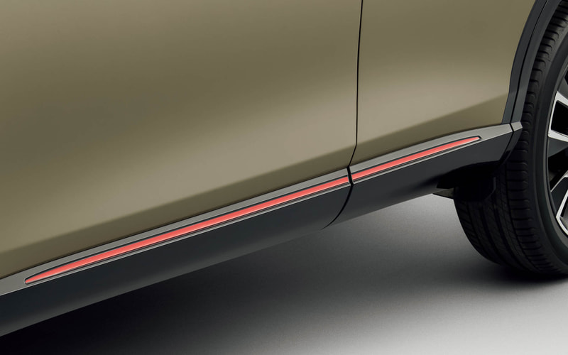 e：HEV PLaYは専用エクステリアとして、カラーオーナメント付きフロントグリル、パッションレッド加飾ドアロアガーニッシュを装着