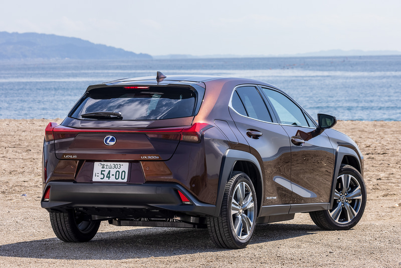 今回試乗したのは2020年10月にデビューしたレクサスブランド初のEV「UX300e」。撮影車は“version L”（635万円）で、ボディサイズは4495×1840×1540mm（全長×全幅×全高）、ホイールベースは2640mm。最低地上高はハイブリッド車のUX250h、ガソリン車のUX200と比べて20mm減の140mmとなっている