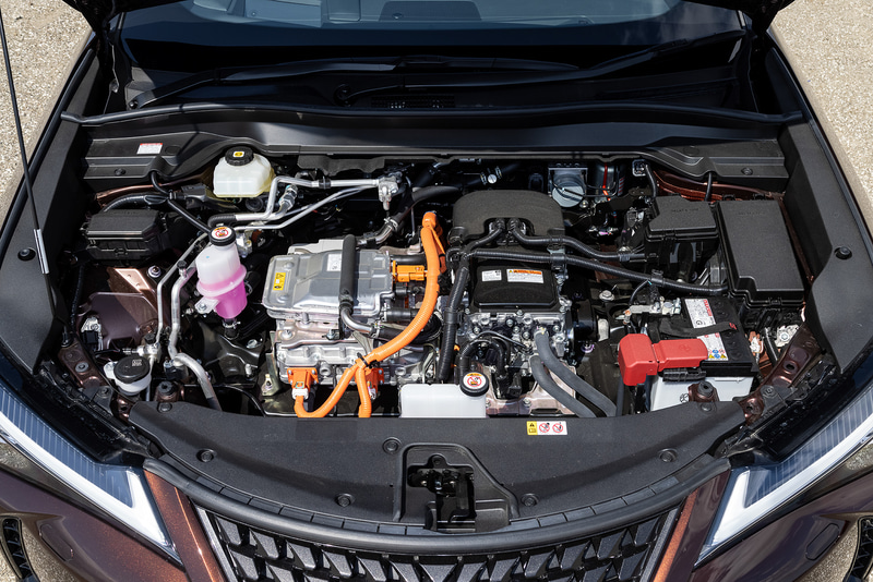 UX300eが搭載するモーターの最高出力は150kW（203PS）、最大トルクは300Nm（30.5kgfm）。一充電走行距離はWLTCモードで367kmとなっている