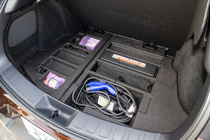 UX300eのラゲッジスペース。ラゲッジスペースはデッキボード上部で303Lの容量を確保。向かって左側にはAC100V 1500W電源コンセントが用意される