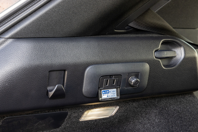 UX300eのラゲッジスペース。ラゲッジスペースはデッキボード上部で303Lの容量を確保。向かって左側にはAC100V 1500W電源コンセントが用意される