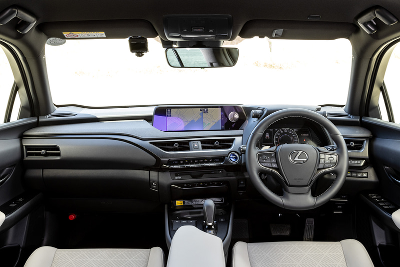 室内では走行可能表示を常時表示するEVモデル用メーターを採用するとともに、シフトバイワイヤ方式のシフトノブを備え、小気味よい操作性を実現