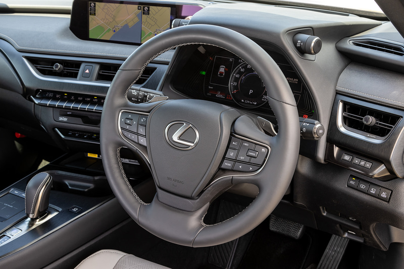 室内では走行可能表示を常時表示するEVモデル用メーターを採用するとともに、シフトバイワイヤ方式のシフトノブを備え、小気味よい操作性を実現