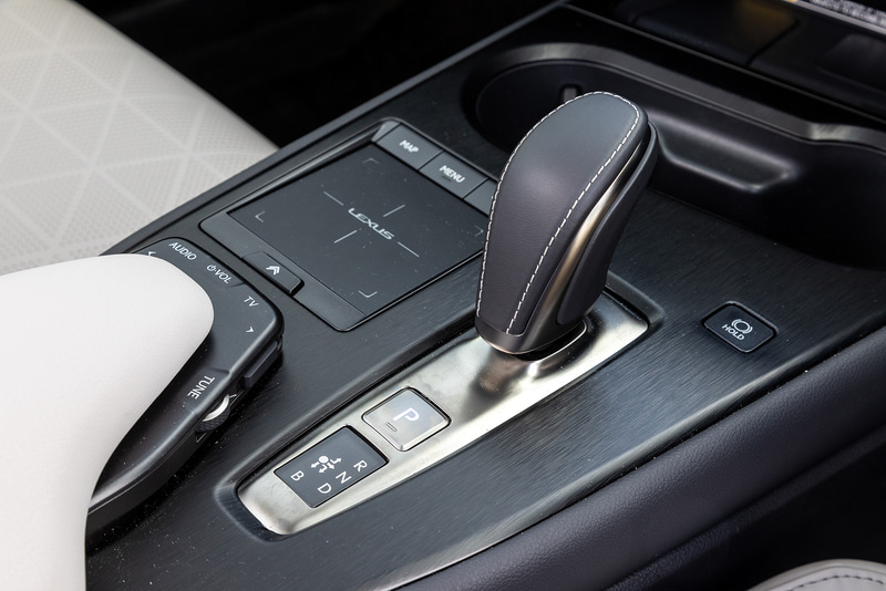 室内では走行可能表示を常時表示するEVモデル用メーターを採用するとともに、シフトバイワイヤ方式のシフトノブを備え、小気味よい操作性を実現