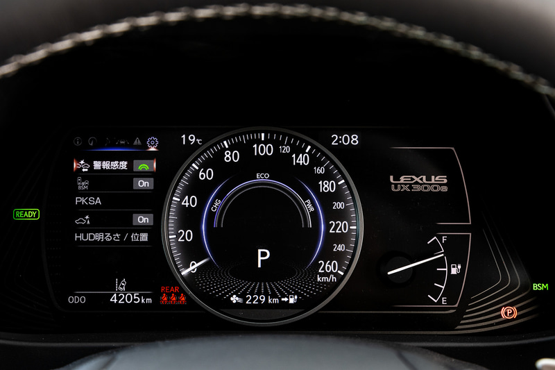 室内では走行可能表示を常時表示するEVモデル用メーターを採用するとともに、シフトバイワイヤ方式のシフトノブを備え、小気味よい操作性を実現