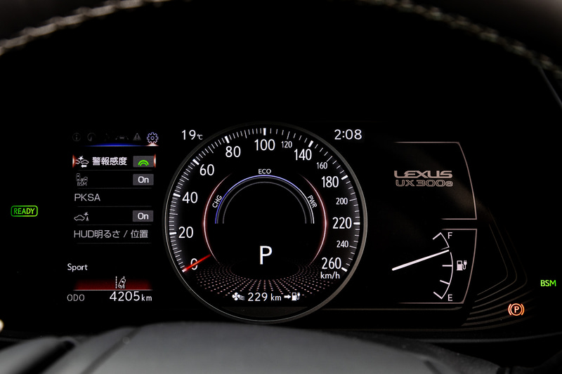 室内では走行可能表示を常時表示するEVモデル用メーターを採用するとともに、シフトバイワイヤ方式のシフトノブを備え、小気味よい操作性を実現