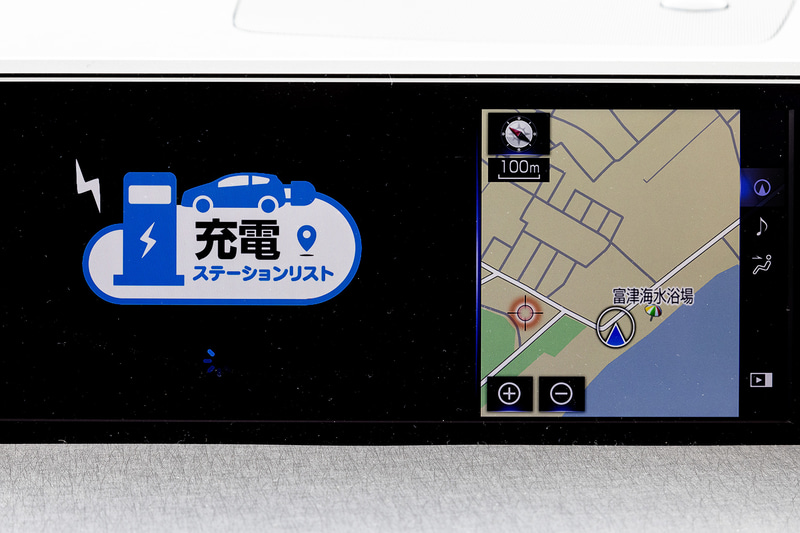 マルチメディアシステムはSmartDeviceLink、Apple CarPlay、Android AutoTMに対応し、iPhoneやAndroidスマートフォンを10.3インチワイドディスプレイと連携させることで、リモートタッチによる画面操作や音声操作が可能。また、ナビゲーションシステムでは目的地を設定すると、その周辺にある充電ステーションを示す機能も備わる