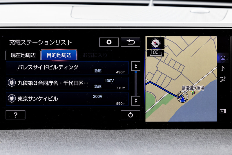 マルチメディアシステムはSmartDeviceLink、Apple CarPlay、Android AutoTMに対応し、iPhoneやAndroidスマートフォンを10.3インチワイドディスプレイと連携させることで、リモートタッチによる画面操作や音声操作が可能。また、ナビゲーションシステムでは目的地を設定すると、その周辺にある充電ステーションを示す機能も備わる