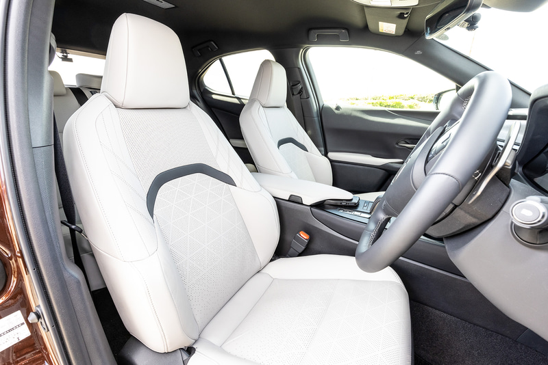 UX300eとハイブリッド車のUX250h、ガソリン車のUX200を比較した場合、UX300eではカップルディスタンスが5mm増の875mm、リアヒール高は54mm増の335mm、リアヒップ点は16mm増の623mm、リアヘッドクリアランスは6.6mm減の40.2mmとした