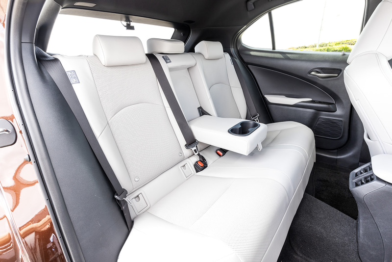 UX300eとハイブリッド車のUX250h、ガソリン車のUX200を比較した場合、UX300eではカップルディスタンスが5mm増の875mm、リアヒール高は54mm増の335mm、リアヒップ点は16mm増の623mm、リアヘッドクリアランスは6.6mm減の40.2mmとした