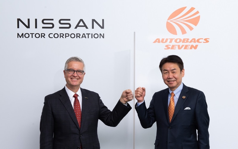 日産自動車株式会社 専務執行役員グローバルアフターセールス担当 ケント オハラ氏（左）、株式会社オートバックスセブン 代表取締役 社長執行役員 小林 喜夫巳氏（右）