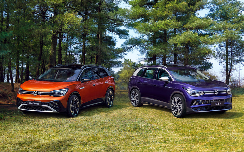 ID.シリーズ3番目のモデルとなる7シーターSUV「ID.6 CROZZ」（左）と「ID.6 X」（右）を公開