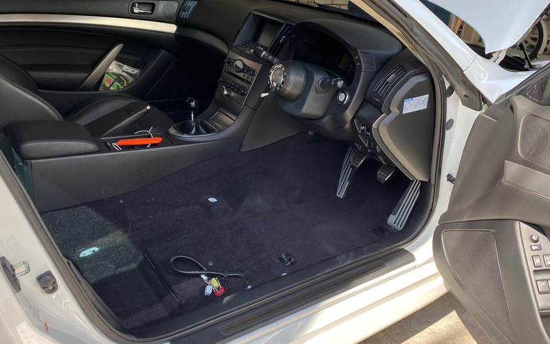 運転席もハンドルも取り去ってしまうと、こんな空間になるんですね～。当初は助手席までバケットシートに交換するつもりだったようですが、そこは私が断固反対し、本人も予想外に快適な純正シートだったことから、とりあえず助手席だけは残すことになりました、ホッ