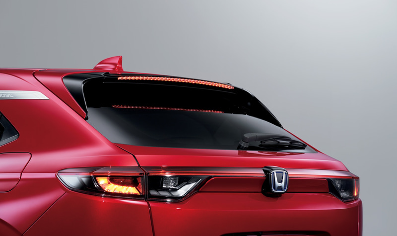 「テールゲートスポイラー」（LEDロングハイマウントストップランプ付/5万5000円/ボディカラーが「プレミアムサンライトホワイト・パール」「プレミアムサンライトホワイト・パール」「プレミアムクリスタルレッド・メタリック」「メテオロイドグレー・メタリック」「サンドカーキ・パール」「プレミアムアガットブラウン・パール」の場合は3300円高）