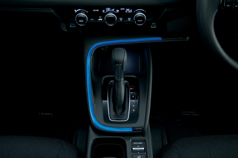 「センターコンソールイルミネーション」（LEDイルミネーション/スモールランプ連動/ブルー・ホワイト各3万8500円）