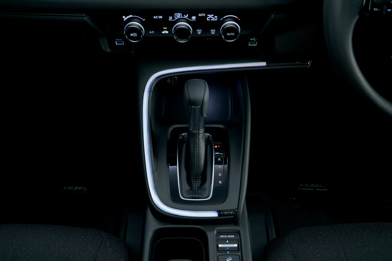 「センターコンソールイルミネーション」（LEDイルミネーション/スモールランプ連動/ブルー・ホワイト各3万8500円）