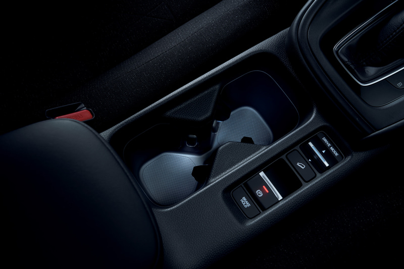 「ドリンクホルダーイルミネーション」（LEDホワイトイルミネーション/スモールランプ連動/1万1000円）