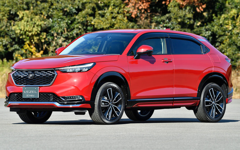 「アーバンスタイル」のエクステリアコーディネートとなる「フロントグリル用エンブレム」（ブラックエンブレム/Hマーク2個・車名エンブレム/1万1550円）や、「フォグライトガーニッシュ」（クロームメッキ/左右セット/1万1000円）、「Cピラーデカール」（左右セット/1万1000円）、「リアコンビガーニッシュ」（2枚セット/1万9800円）、「エキパイフィニッシャー」（9900円）などを装着