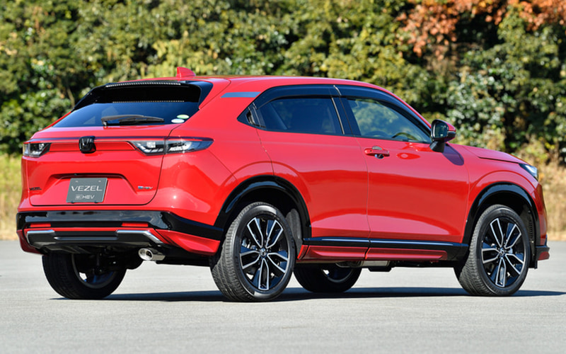 「アーバンスタイル」のエクステリアコーディネートとなる「フロントグリル用エンブレム」（ブラックエンブレム/Hマーク2個・車名エンブレム/1万1550円）や、「フォグライトガーニッシュ」（クロームメッキ/左右セット/1万1000円）、「Cピラーデカール」（左右セット/1万1000円）、「リアコンビガーニッシュ」（2枚セット/1万9800円）、「エキパイフィニッシャー」（9900円）などを装着