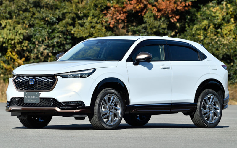 「カジュアルスタイル」のコーディネートとなる「フロントグリル用エンブレム」（e：HEV用/Hマーク1個/1650円）、「リアコンビガーニッシュ」（2枚セット/1万9800円）、「18インチ アルミホイール MS-045」（ハイコントラストシルバー塗装/4万6200円/1本）などを装着