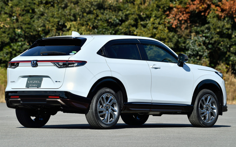 「カジュアルスタイル」のコーディネートとなる「フロントグリル用エンブレム」（e：HEV用/Hマーク1個/1650円）、「リアコンビガーニッシュ」（2枚セット/1万9800円）、「18インチ アルミホイール MS-045」（ハイコントラストシルバー塗装/4万6200円/1本）などを装着