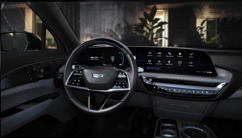 33型の液晶ディスプレイが印象的なLYRIQのコクピット