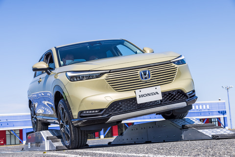 ホンダの新型「ヴェゼル」が機械式4WDを採用した理由とは？ 走破性を