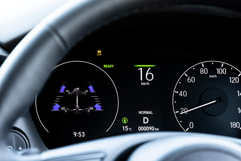 駆動力配分はメーターパネル内に表示することでき、4輪のどこに駆動力をかけているかが分かる