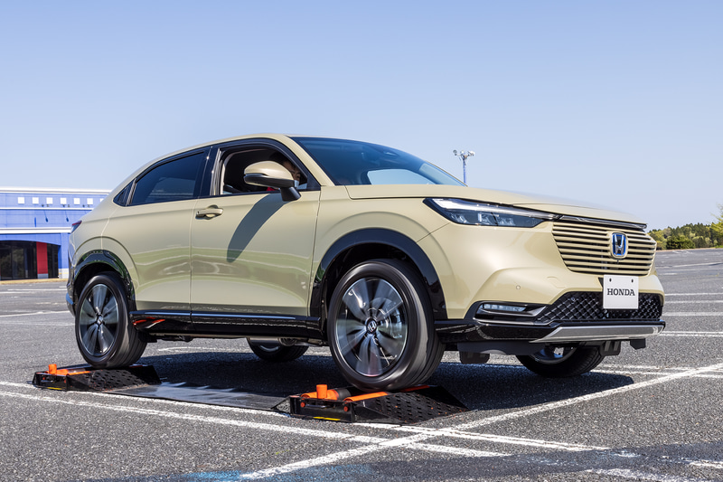 ローラーに片側の前後輪を載せ、空転状態を再現。このスリップののち、空転側にブレーキが自動的にかかり、反対側のタイヤに駆動力が伝わり脱出できた